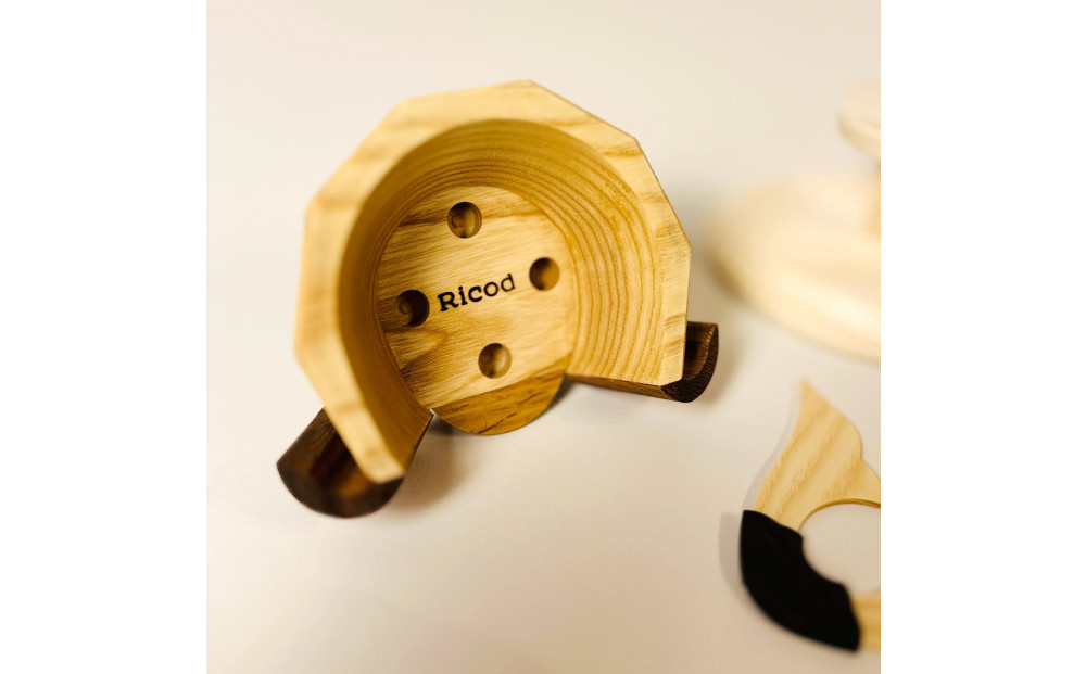 木製兜飾り 大鍬（おおくわ）／天然木の節句飾り〈Ricod〉