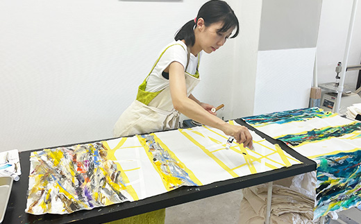 カードケース Weave wind- 吹く風に（ブラック × パープル）(裏地：ホワイト)　古橋織布 織物職人が作る上質な肌ざわりのカードケース 遠州織物 ユニセックス 男女兼用 1点物 ペイント おしゃれ シャトル織機 浜松市