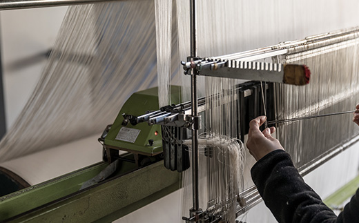 カードケース Weave wind- 吹く風に（ブラック × パープル）(裏地：ホワイト)　古橋織布 織物職人が作る上質な肌ざわりのカードケース 遠州織物 ユニセックス 男女兼用 1点物 ペイント おしゃれ シャトル織機 浜松市