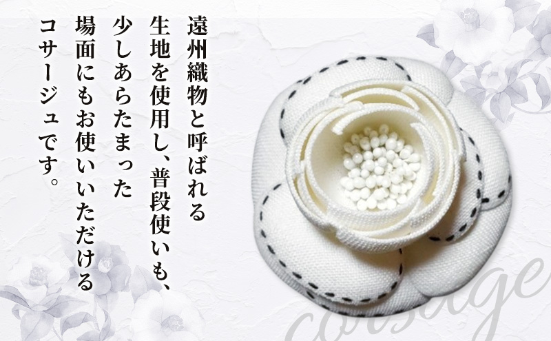 遠州織物 布花コサージュ 白×黒ステッチカメリア 布花 コサージュ アクセサリー フォーマル セミフォーマル カジュアル カメリア 天然素材 帽子飾り 帯留め ストール留め ギフト 静岡 浜松市