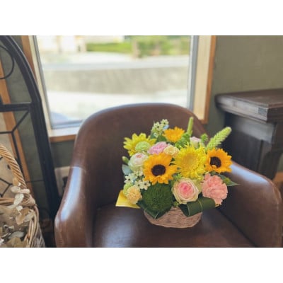 季節を感じる生花のアレンジメント【暖色系】【配送不可地域：離島】【1732451】