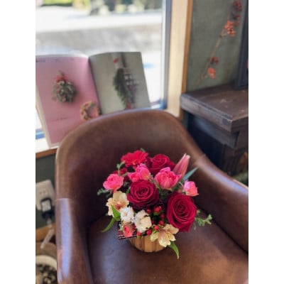 季節を感じる生花のアレンジメント【暖色系】【配送不可地域：離島】【1732451】