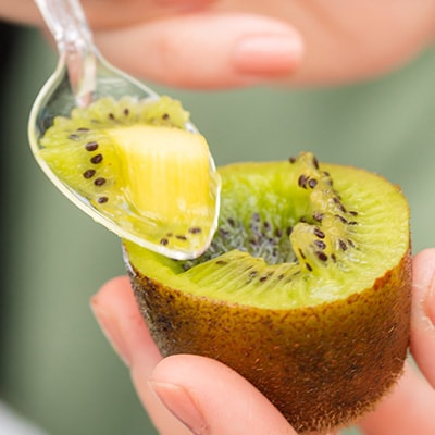 5882　掛川産グリーンキウイ「ヘイワード」8〜9個(ギフト箱入り)【配送不可地域：離島・北海道・沖縄県・四国・九州】【1603135】