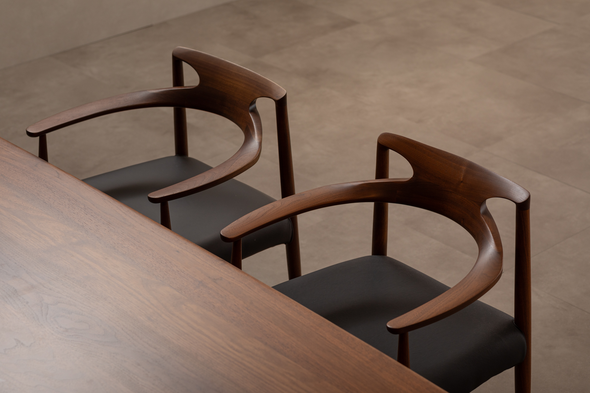 ダイニング チェア RADIUS 起立木工 Aチェア ブラックチェリー 肘付き 椅子 革 ブラック 天然無垢 藤枝家具 リビング 日用品 木材 木工 おしゃれ 家具 雑貨 インテリア 椅子 イス 静岡県 藤枝市