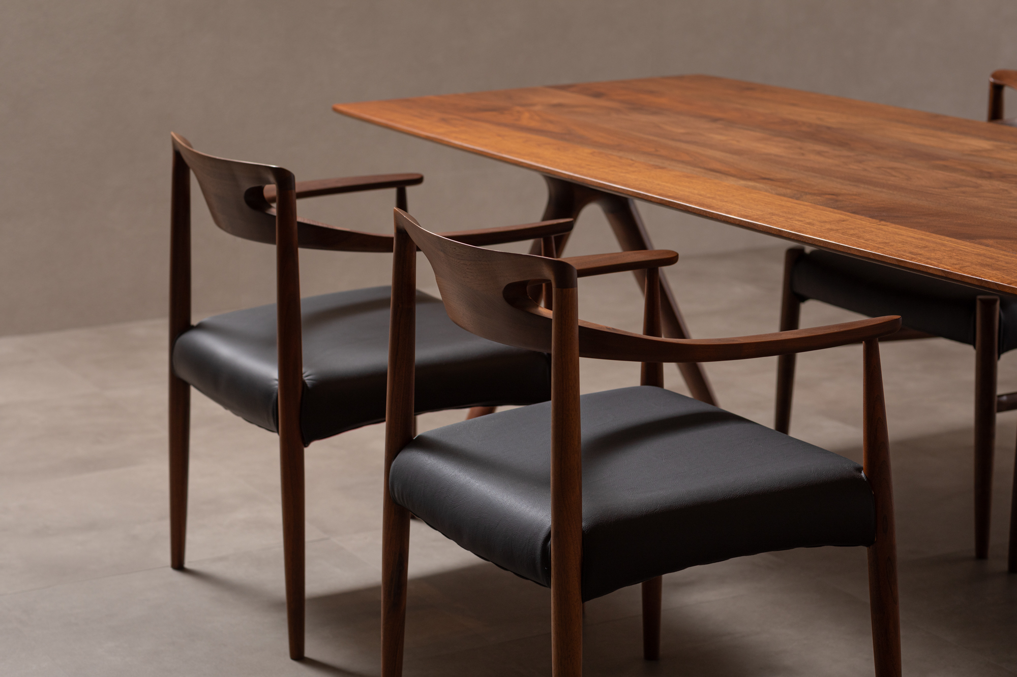 ダイニング チェア RADIUS 起立木工 Aチェア ブラックチェリー 肘付き 椅子 革 ブラック 天然無垢 藤枝家具 リビング 日用品 木材 木工 おしゃれ 家具 雑貨 インテリア 椅子 イス 静岡県 藤枝市