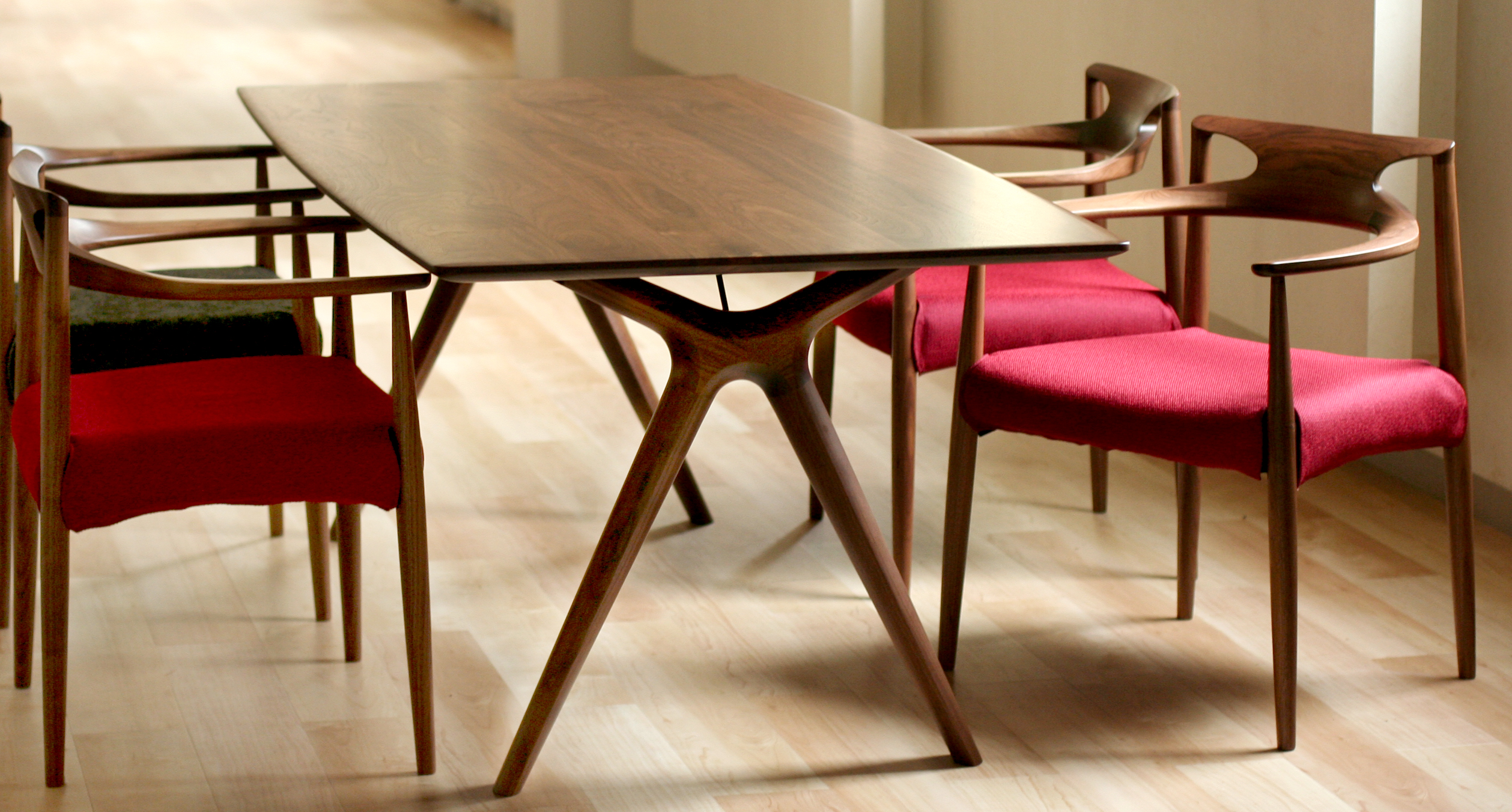 ラディウス ダイニンチェア RADIUS ウォールナット 肘付き 国産 日本製 起立木工 受注生産 無垢材 レトロ モダン アーム付きチェア 肘掛け チェアA チェア RADIUS(ラディウス)│曲線使いの柔らかいデザインで出入りのし