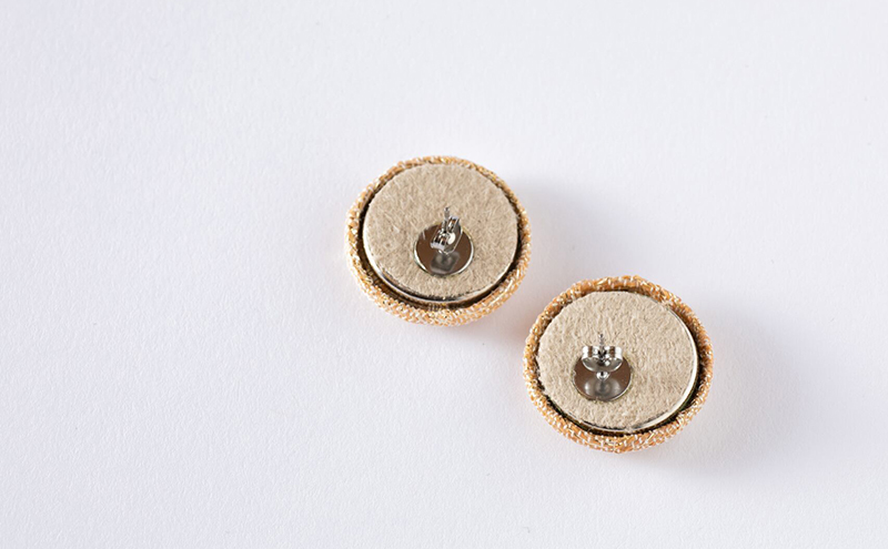 ピアス 希少素材 アバカ織のピアス パープル アクセサリー ファッション 天然繊維 アバカ 金糸 シンプル 大きめ 普段使い パーティー 光沢 袋井市 静岡県