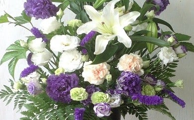 あきつフルール 御供花アレンジメント (バスケットアレンジメント）【伊豆 花 ギフト フラワー アレンジメント 供え花】 037-001