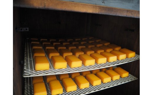 燻製屋 スモーク チーズ 4個 セット （大 170g × 2個 ・小 80g × 2個 ) 　【自家製 燻製 おつまみ 晩酌 家飲み お取り寄せ グルメ 乳製品 静岡県 伊豆市 伊豆 修善寺 自家製 手作り 燻製 スモーク セット 詰め合わせ チーズ ちーず 乳製品 おつまみ つまみ 晩酌 お取り寄せ グルメ 家飲み 宅飲み 乳製品 発酵食品 発酵乳 加工食品 贈答 ギフト】1-009
