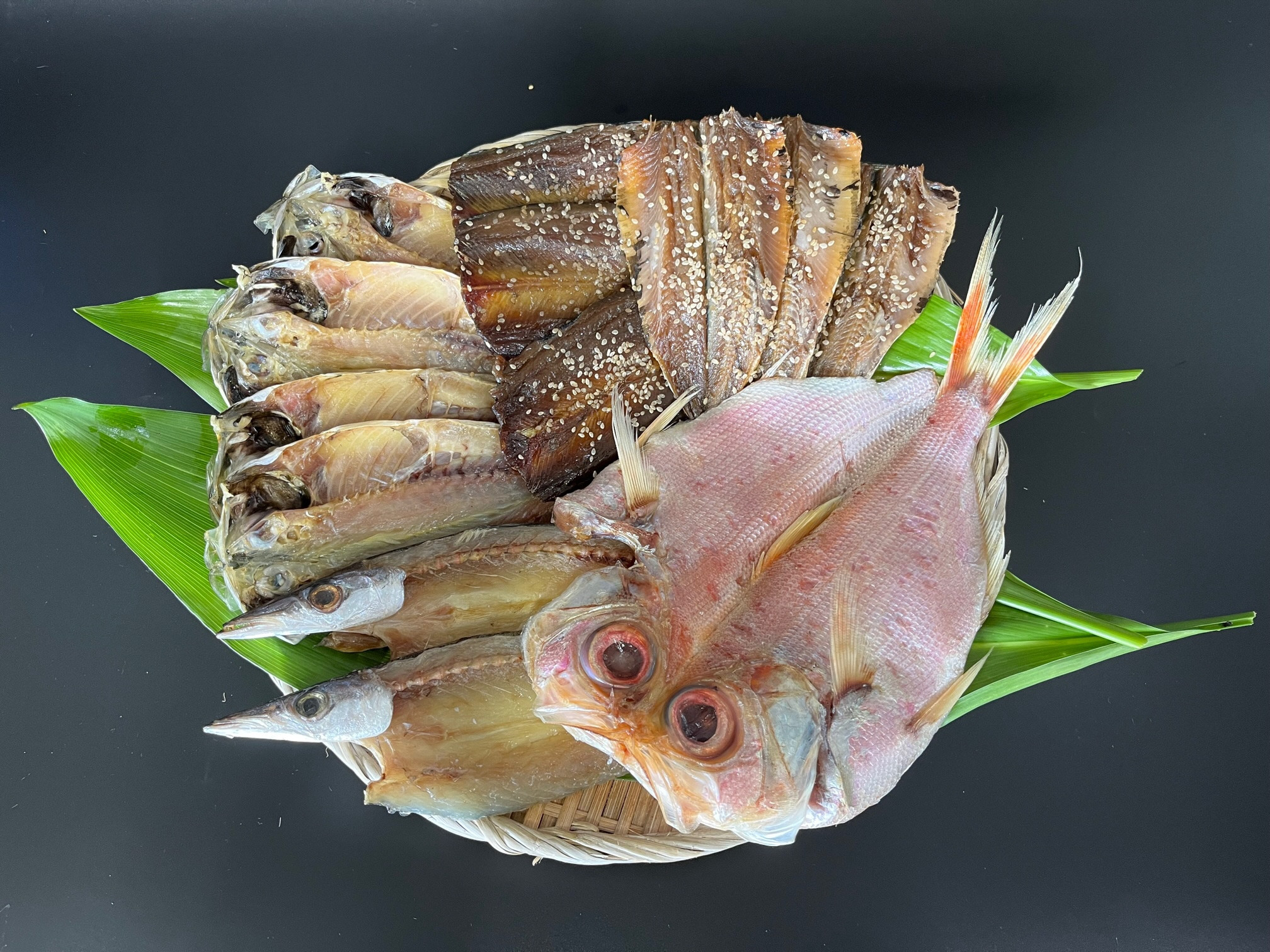 水天丸水産 天日干し 手造り ひものセット 6（アジ 4枚・カマス 2枚・金目鯛 1枚・イワシ 3枚・サンマ 3枚）【伊豆 駿河湾 干物 逸品 ５種類　静岡 伊豆 駿河湾 潮風 干された 自家製造 干物 手造り 逸品 ひもの 魚 焼き魚 魚介類 アジ カマス 金目鯛 イワシ サンマ 海の幸】015-005