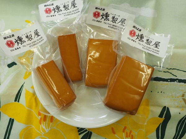 燻製屋 スモーク チーズ 4個 セット （大 170g × 2個 ・小 80g × 2個 ) 　【自家製 燻製 おつまみ 晩酌 家飲み お取り寄せ グルメ 乳製品 静岡県 伊豆市 伊豆 修善寺 自家製 手作り 燻製 スモーク セット 詰め合わせ チーズ ちーず 乳製品 おつまみ つまみ 晩酌 お取り寄せ グルメ 家飲み 宅飲み 乳製品 発酵食品 発酵乳 加工食品 贈答 ギフト】1-009
