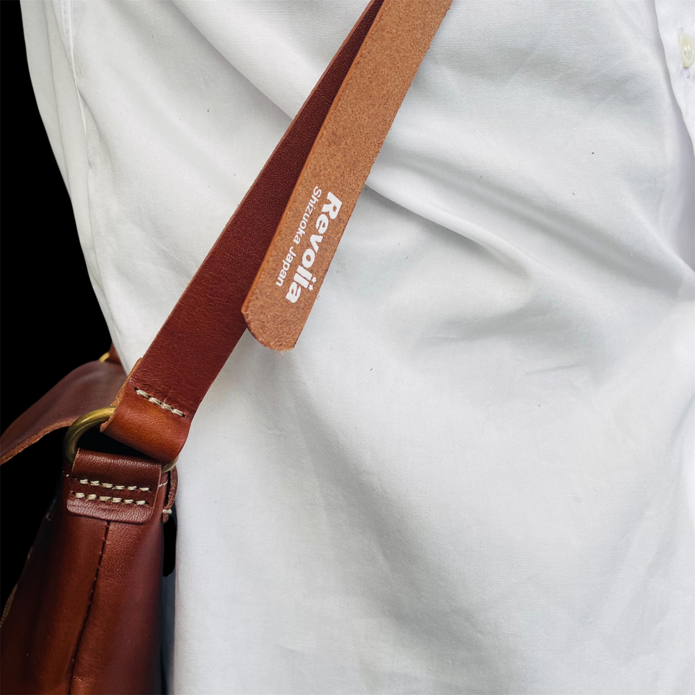 005-105　【ダークブラウン】職人仕上げ 牛革 本革 ショルダーバッグ 男女兼用 日本製 レザー バッグ 鞄 かばん カバン 斜めがけ 肩掛け ユニセックス メンズ レディース 国産 高品質 ハンドメイド 手作り 軽量 シンプル 通勤 通学 旅行 お出かけ プレゼント ギフト 牧之原市 静岡県