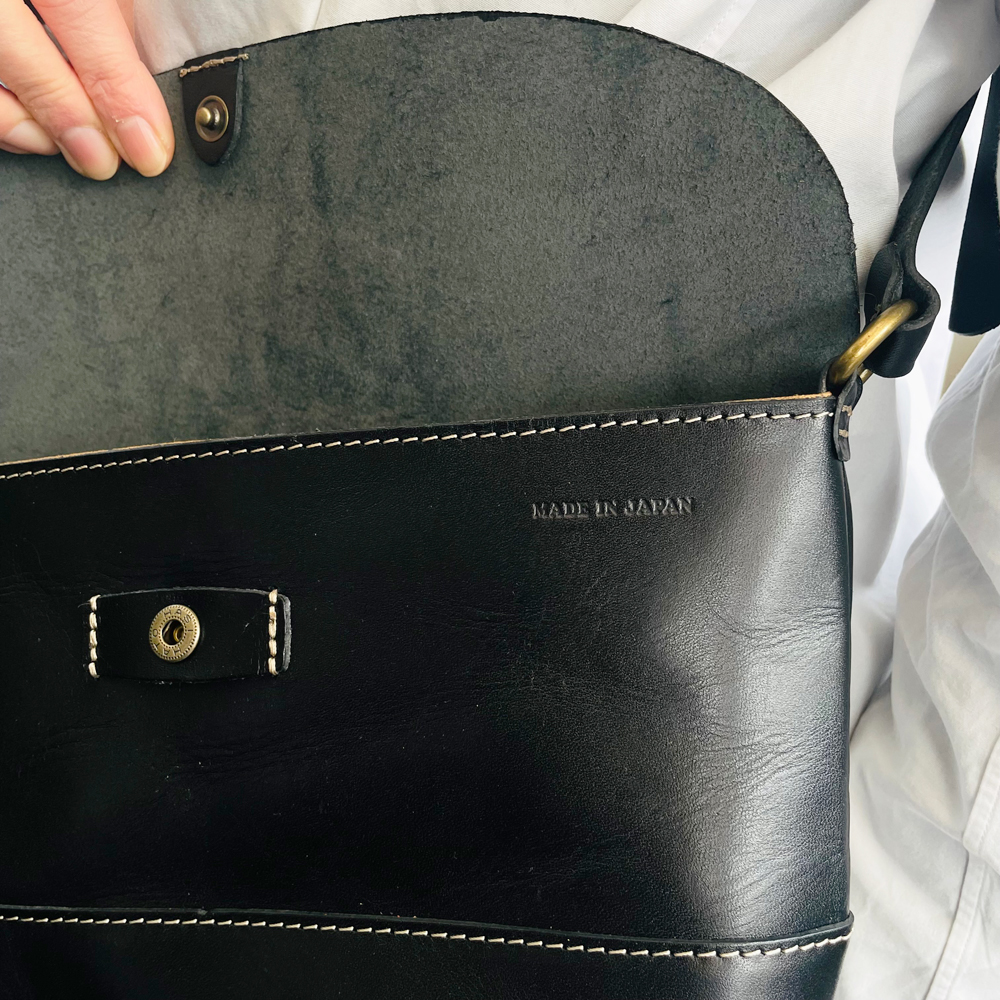 005-105　【ブラック】職人仕上げ 牛革 本革 ショルダーバッグ 男女兼用 日本製 レザー バッグ 鞄 かばん カバン 斜めがけ 肩掛け ユニセックス メンズ レディース 国産 高品質 ハンドメイド 手作り 軽量 シンプル 通勤 通学 旅行 お出かけ プレゼント ギフト 牧之原市 静岡県