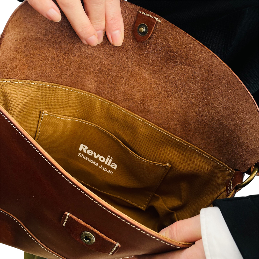 005-105　【ダークブラウン】職人仕上げ 牛革 本革 ショルダーバッグ 男女兼用 日本製 レザー バッグ 鞄 かばん カバン 斜めがけ 肩掛け ユニセックス メンズ レディース 国産 高品質 ハンドメイド 手作り 軽量 シンプル 通勤 通学 旅行 お出かけ プレゼント ギフト 牧之原市 静岡県