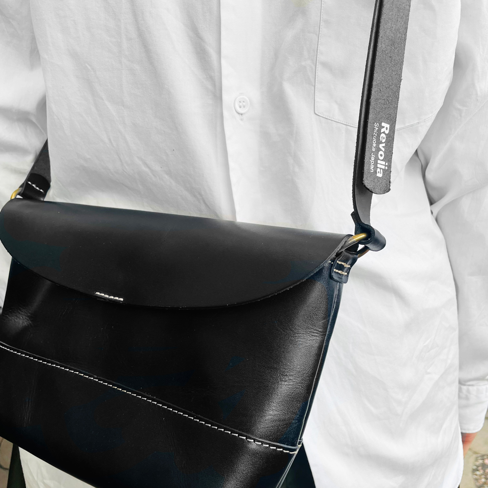 005-105　【ブラック】職人仕上げ 牛革 本革 ショルダーバッグ 男女兼用 日本製 レザー バッグ 鞄 かばん カバン 斜めがけ 肩掛け ユニセックス メンズ レディース 国産 高品質 ハンドメイド 手作り 軽量 シンプル 通勤 通学 旅行 お出かけ プレゼント ギフト 牧之原市 静岡県