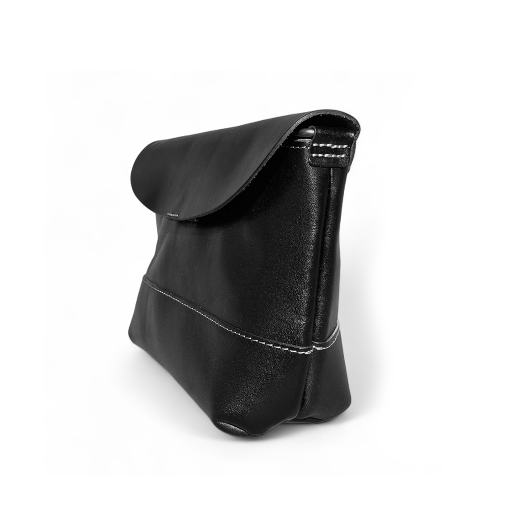 005-105　【ブラック】職人仕上げ 牛革 本革 ショルダーバッグ 男女兼用 日本製 レザー バッグ 鞄 かばん カバン 斜めがけ 肩掛け ユニセックス メンズ レディース 国産 高品質 ハンドメイド 手作り 軽量 シンプル 通勤 通学 旅行 お出かけ プレゼント ギフト 牧之原市 静岡県