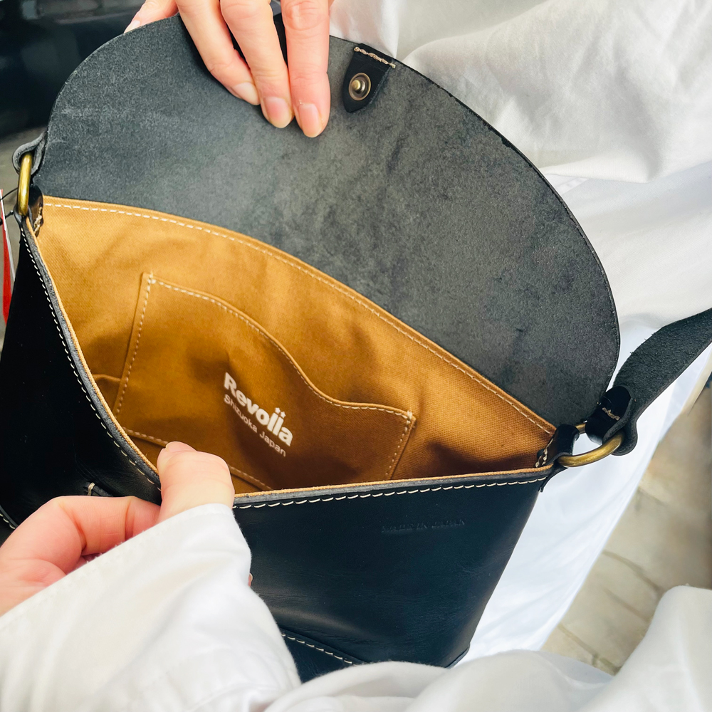 005-105　【ブラック】職人仕上げ 牛革 本革 ショルダーバッグ 男女兼用 日本製 レザー バッグ 鞄 かばん カバン 斜めがけ 肩掛け ユニセックス メンズ レディース 国産 高品質 ハンドメイド 手作り 軽量 シンプル 通勤 通学 旅行 お出かけ プレゼント ギフト 牧之原市 静岡県