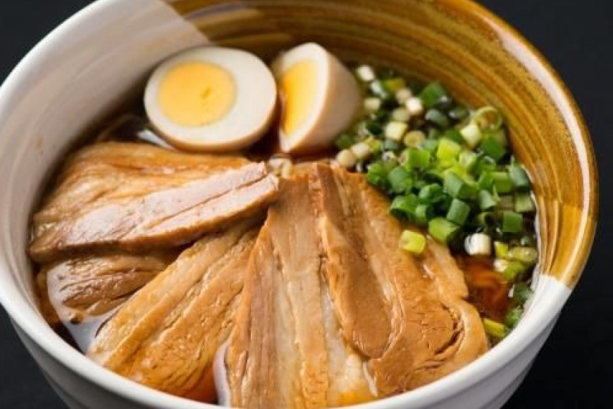 【三代目！肉工房 松本秋義】 まっ黒煮豚400g×1 [吉田ハム工場 静岡県 吉田町 22424662] 煮豚 松本秋義 冷凍 食品 豚肉 豚バラ肉 チャーシュー ブロック 焼き豚 肉 角煮 豚角煮 保存料 おつまみ おかず つまみ