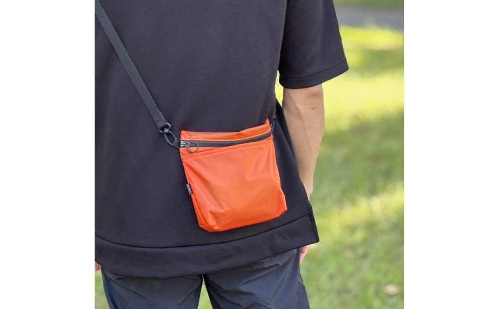 【オレンジ】雨の日にも！ポケット付き軽量ナイロンショルダーバッグ　サコッシュ　撥水ポシェット
