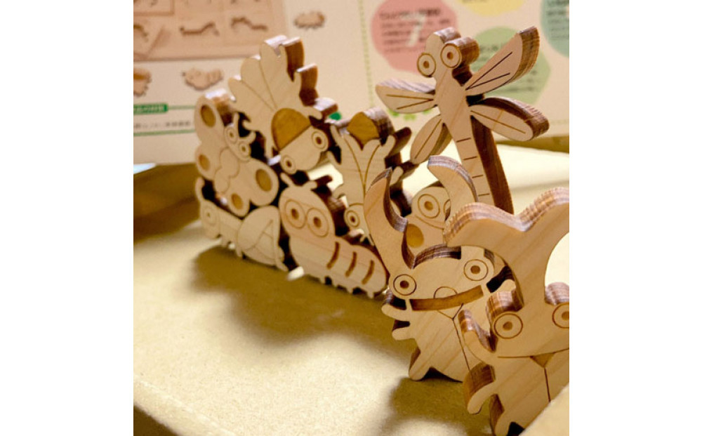 ＭＯＣＣＯ　ヒノキの昆虫パズル　木製玩具 木のおもちゃ 対象年齢３歳から