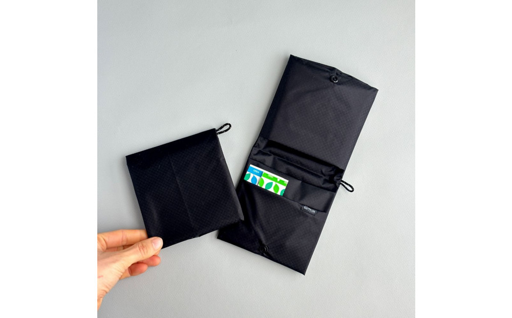 持ち運びに便利！ハンカチみたいな撥水ナイロンサニタリーポーチ