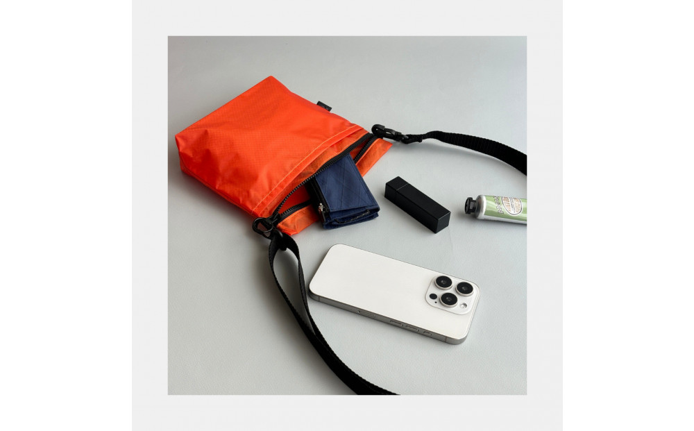 【オレンジ】雨の日にも！ポケット付き軽量ナイロンショルダーバッグ　サコッシュ　撥水ポシェット