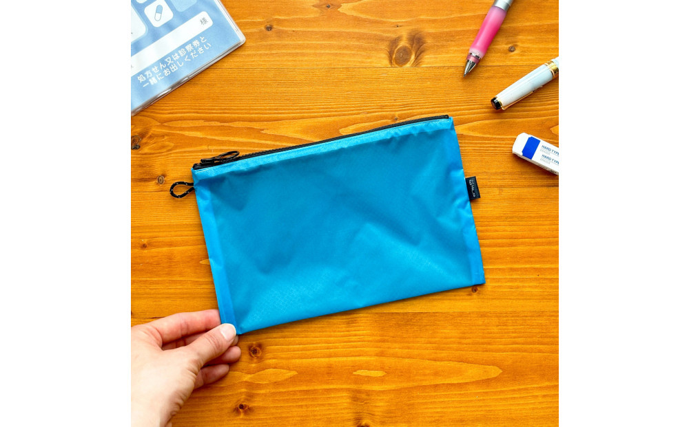 【水色】A6が入るとっても軽いナイロンフラットポーチ（マチなし）旅行用や化粧品にも