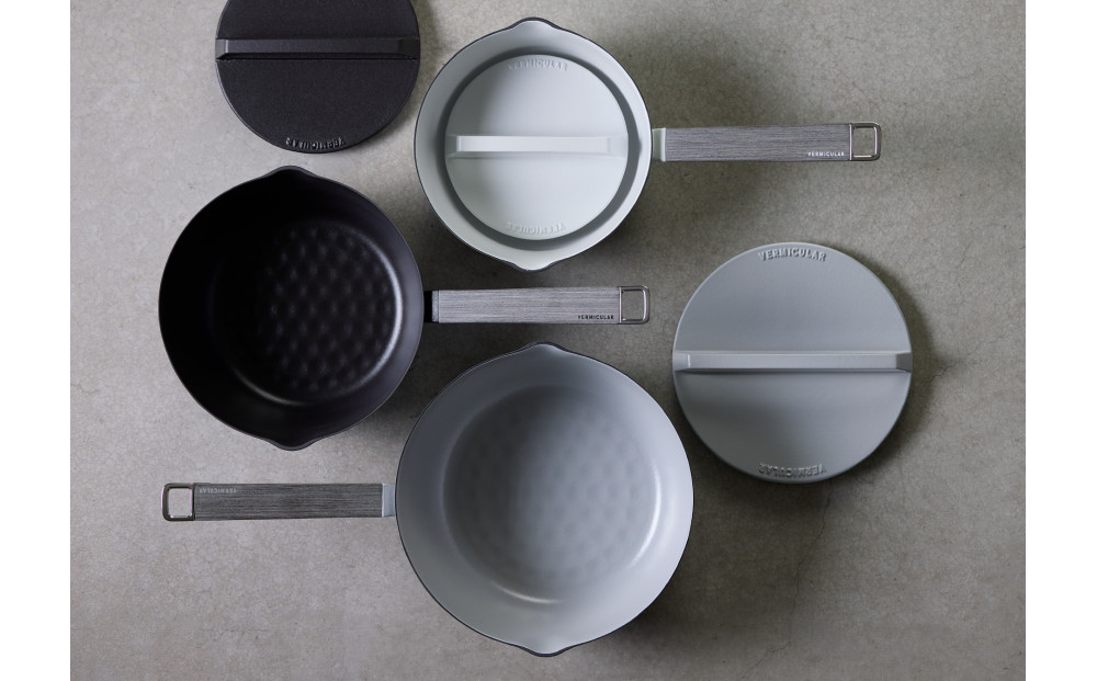 VERMICULAR YUKIHIRA 18cm ïŒãããããªããïŒå°çšã¹ãã³ã¬ã¹ãªããïŒãªã€ã¹ã¿ãŒã°ã¬ãŒïŒ | é ãªã¹ éªå¹³é 調çåšå
· ãããã³çšå VERMICULAR é³ç©ããŒããŒé çæé æ¥æ¬è£œ ã¬ã¹ç« ã¬ã¹ IH IHå¯Ÿå¿ åé£ ç
®èŸŒã¿ ã¿ãæ± é«çŽ ãããã ã®ãã ãã¬ãŒã³ã äººæ° ãããã éæç¡æ