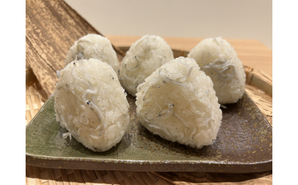 南知多産しらすをふんだんに使った「贅沢しらすむすび（10個入り）| おにぎり専門店 四代目お結び屋  冷凍おにぎり 産地直送