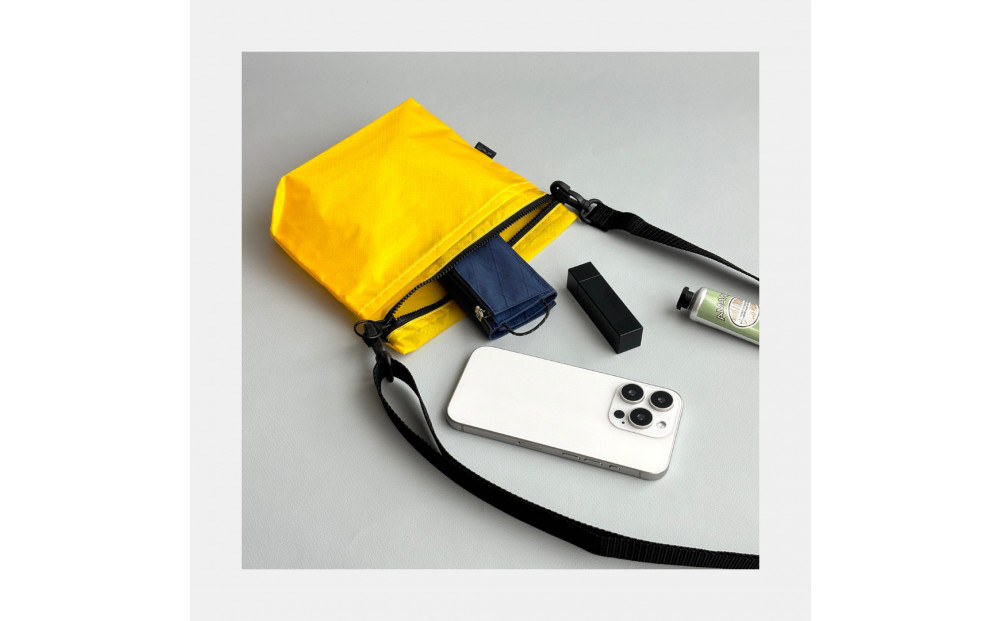 【黄色】雨の日にも！ポケット付き軽量ナイロンショルダーバッグ　サコッシュ　撥水ポシェット