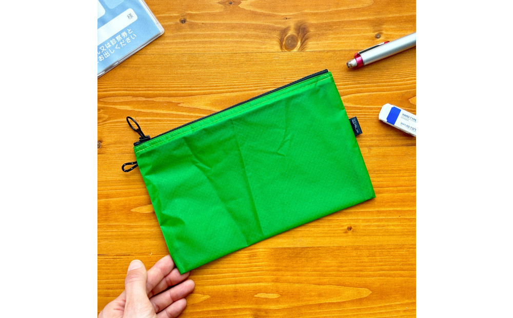 【緑】A6が入るとっても軽いナイロンフラットポーチ（マチなし）旅行用や化粧品にも