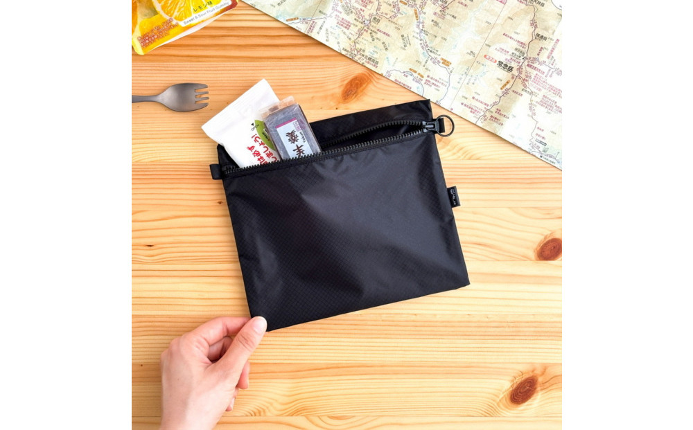 【黒】A6が入る軽量撥水ナイロンスクエアポーチ（マチあり）