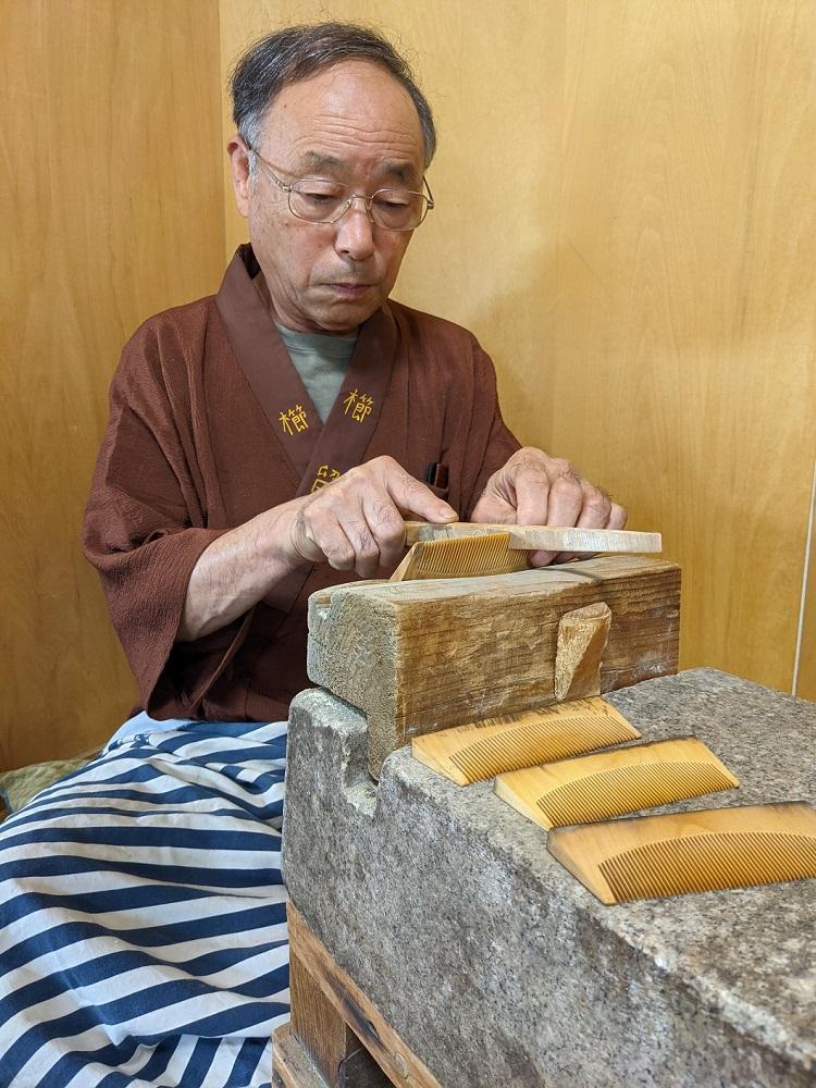 つげ櫛の櫛留商店　本つげ材とき櫛（中歯）袋付　※約１３cm