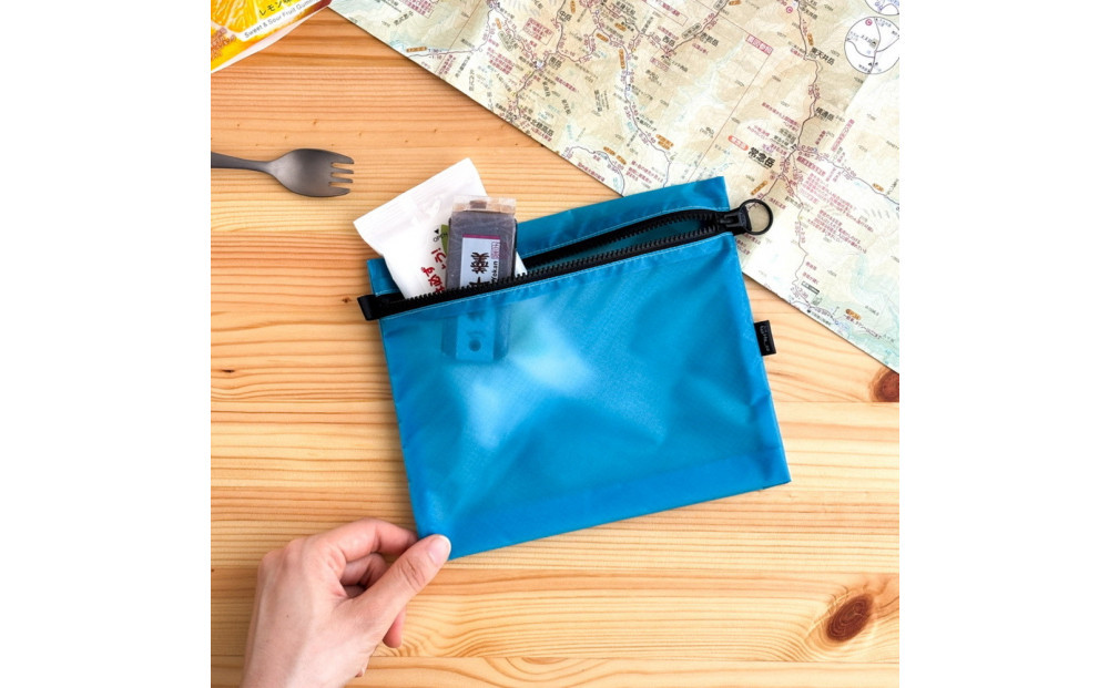 【水色】A6が入る軽量撥水ナイロンスクエアポーチ（マチあり）