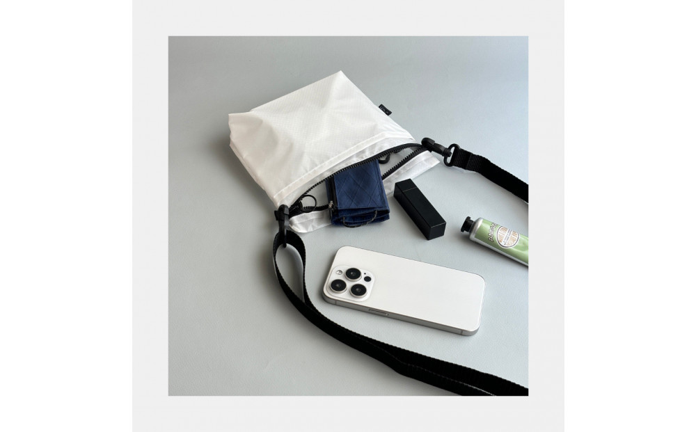 【白】雨の日にも！ポケット付き軽量ナイロンショルダーバッグ　サコッシュ　撥水ポシェット