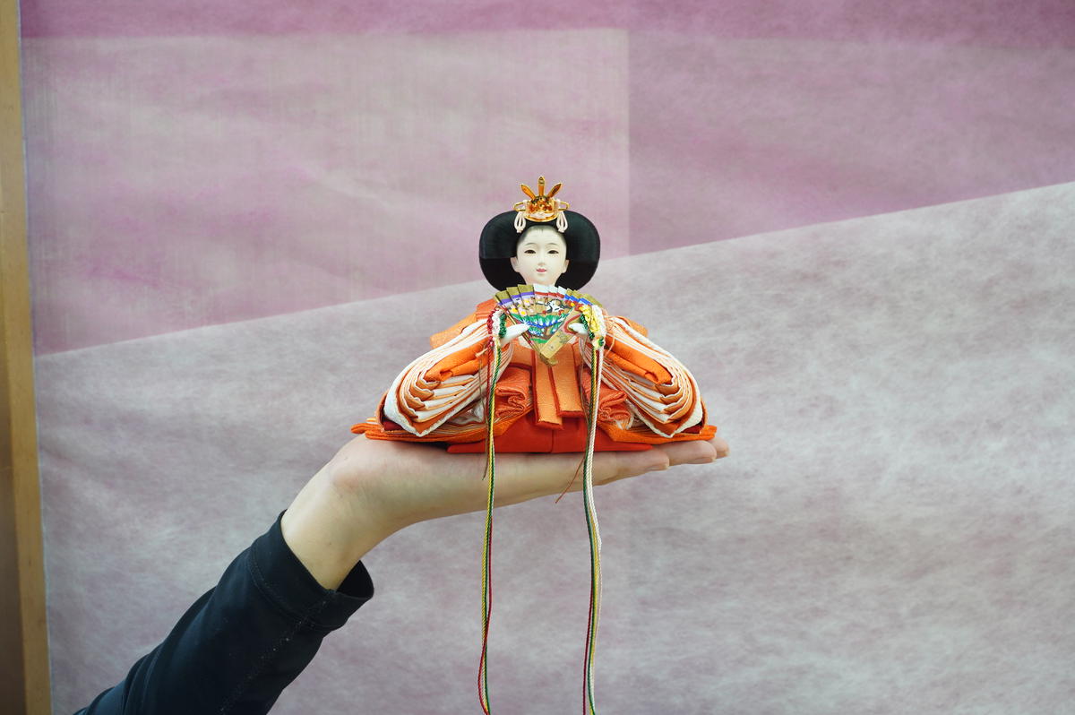 （ 数量限定 ）手の平サイズひな人形 『碧の夢手鞠』 人形作り40年 “平安天鳳”作 丹後ちりめん 人参草木染め 匠 手作り コンパクト 大切 こども ひな祭り 木製 今どき かわいい おしゃれ モダン にんじん 雛人形 ミニチュア 贈り物 京都 人形 着物 子供 孫 ふるさと納税限定 碧南市 H067-159