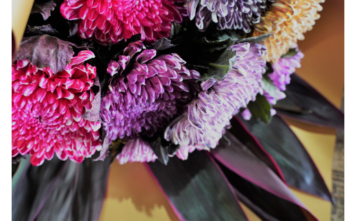 【おしゃれな染花】シックな色合いのカラーリングマムの花束 H092-056