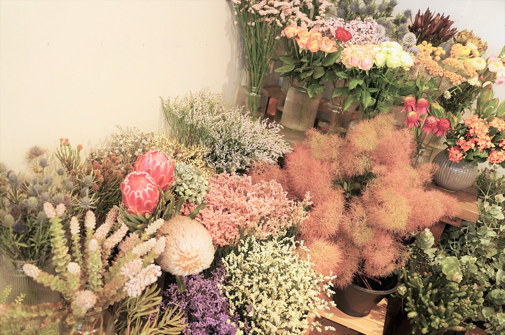 生花でお届け、自宅で簡単ドライフラワーに ユーカリとワイルドフラワーの花束 H143-017