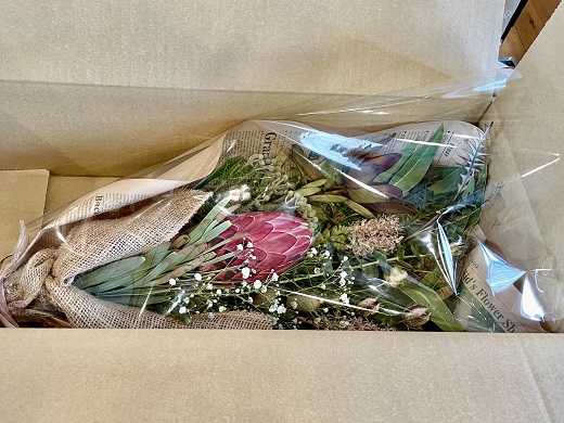生花でお届け、自宅で簡単ドライフラワーに ユーカリとワイルドフラワーの花束 H143-012