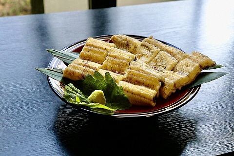 活きを開いてすぐ発送♪生うなぎ開き3〜5本(約700g)ご家庭で蒲焼、白焼きに！・K188-25