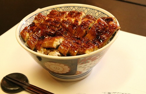 活きを開いてすぐ発送♪生うなぎ開き3〜5本(約700g)ご家庭で蒲焼、白焼きに！・K188-25