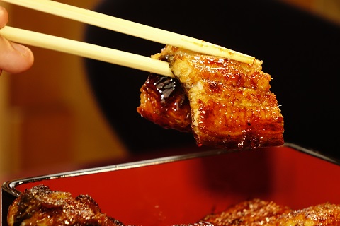 三河一色産　うなぎ手焼き【蒲焼パック4尾(1尾150g〜180g)】・U035-480