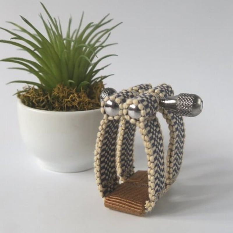 リガチャ【SANADA】　アルトサックス用（エボナイトサイズ） リガチャ SANADA アルトサックス用 エボナイトサイズ 選べる デザイン 市松 茶 緑 緑茶 アルトサックス マウスピース チタンリング 音質向上 音質改善 耐久性 着せ替え可能 洗濯可能 洗える 紐 楽器アクセサリー 楽器パーツ 愛知県 小牧市 送料無料