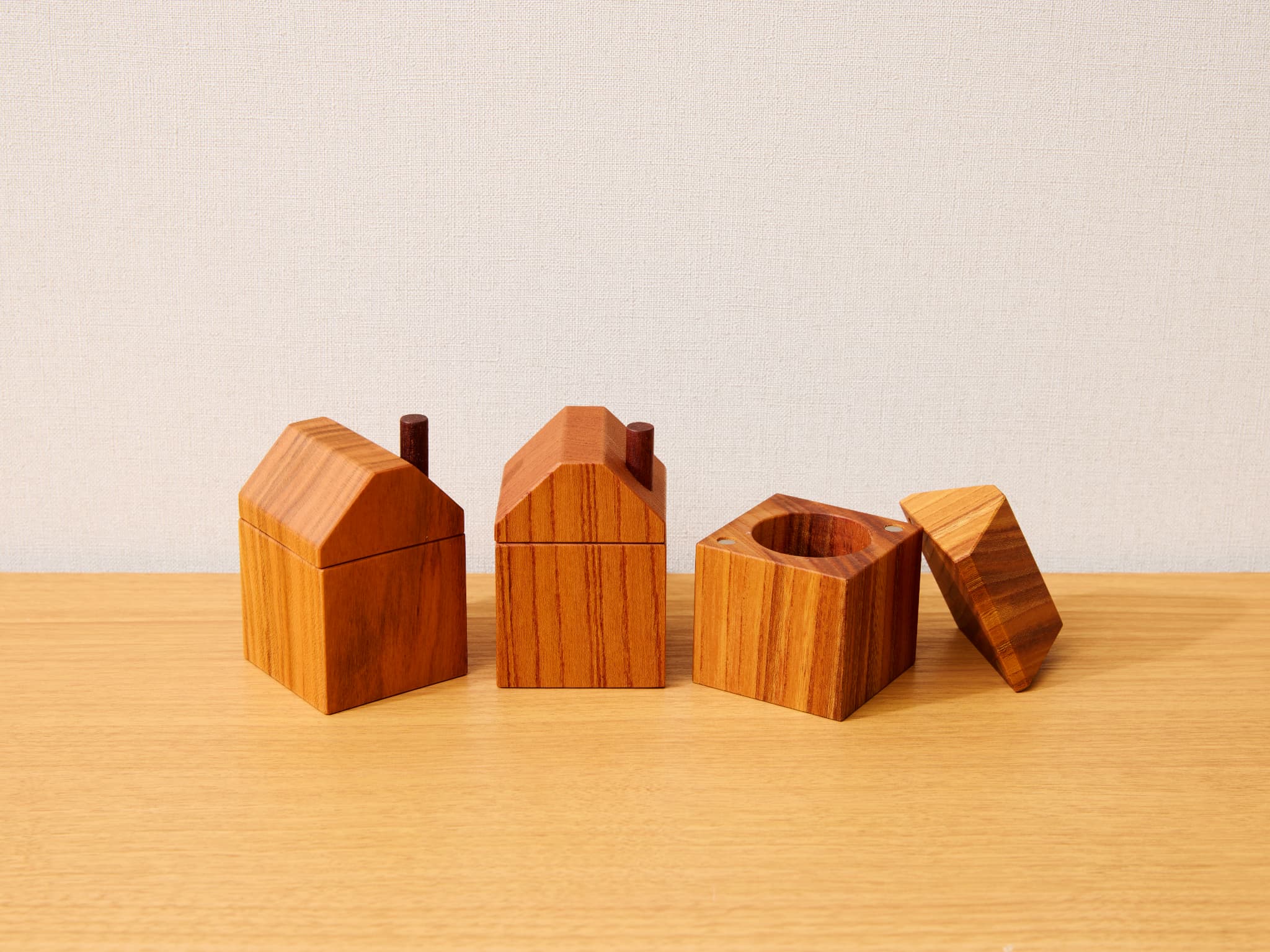 えんとつ屋根のおうち型 乳歯ケース 木製 乳歯入れ Teeth Chimney House 記念品 成長記録 子ども用 出産祝い 入学祝い ギフト 北欧風 ハンドメイド インテリア雑貨 小牧市 送料無料