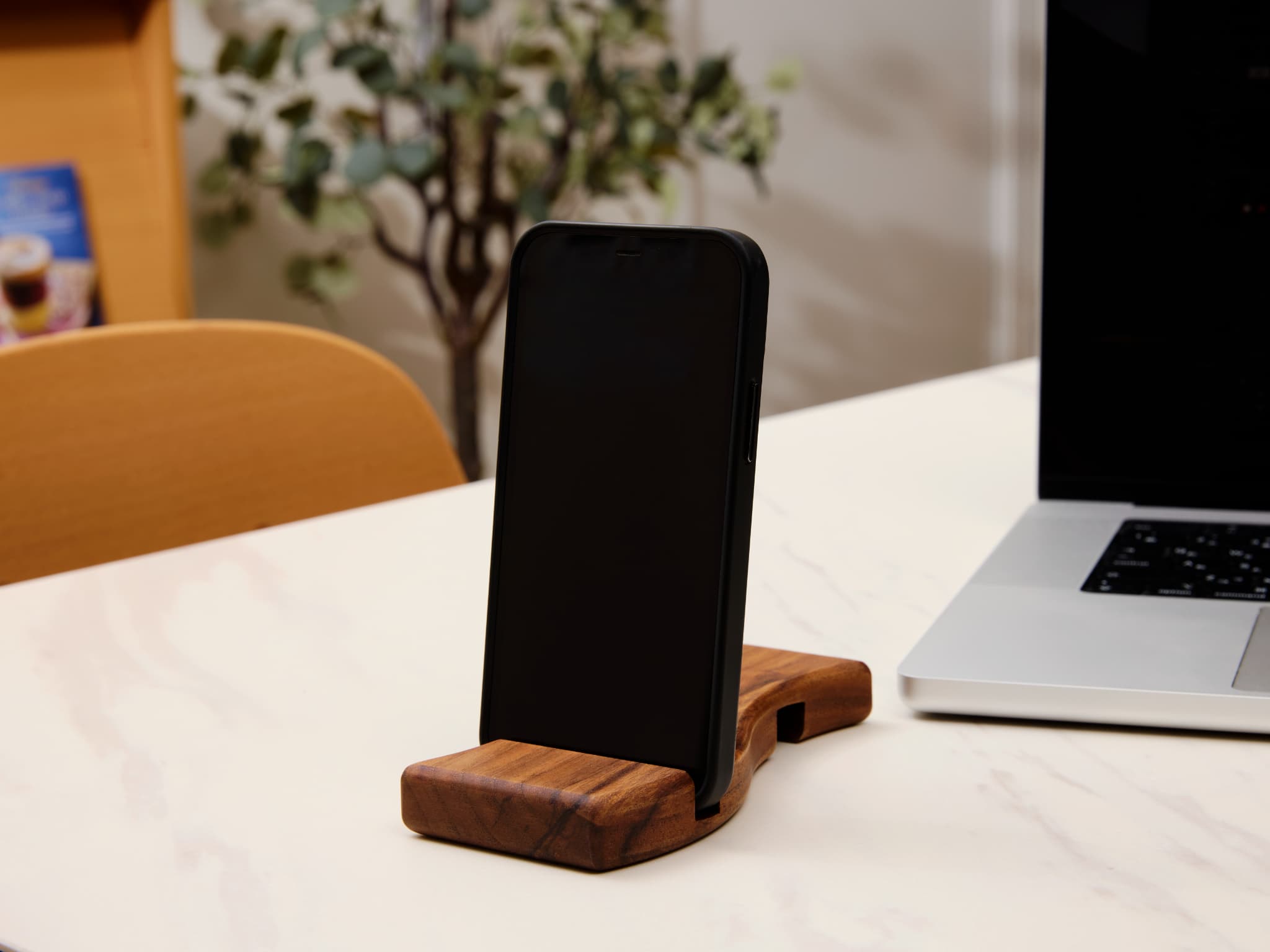 ウェーブ型木製スマホスタンド 　Wave wood mobile phone stand 天然木 スマートフォンスタンド 卓上スタンド 充電対応 在宅ワーク デスク周り インテリア雑貨 ナチュラルデザイン 小牧市 送料無料