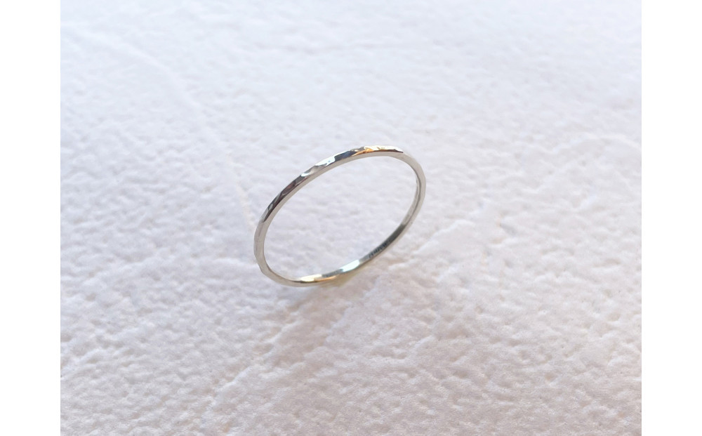 シルバー 丸つち目 極細リング（ハンドメイド）【サイズ：8号】