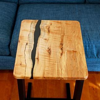 足が入りやすい無垢の木100%で作るソファーテーブル メイプル(楓)の希少な杢目を楽しむリバーテーブル