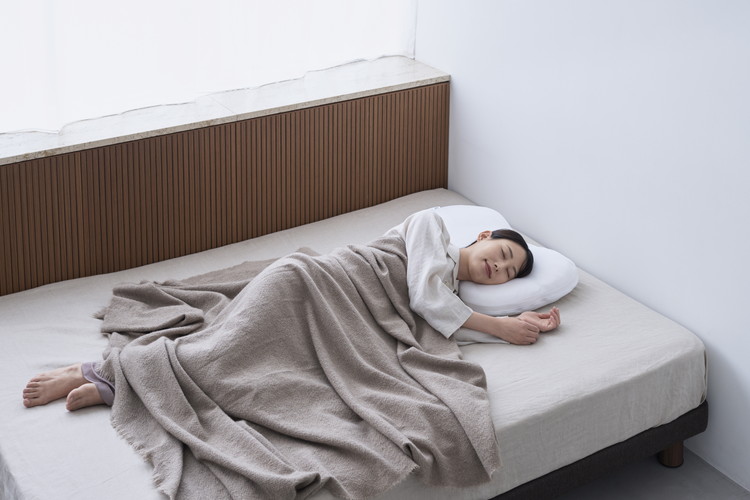 （エアウィーヴグループ枕専門ブランド）ロフテー 「9セルピロー クッションファイバー×エアファイバー（枕カバー付き）」