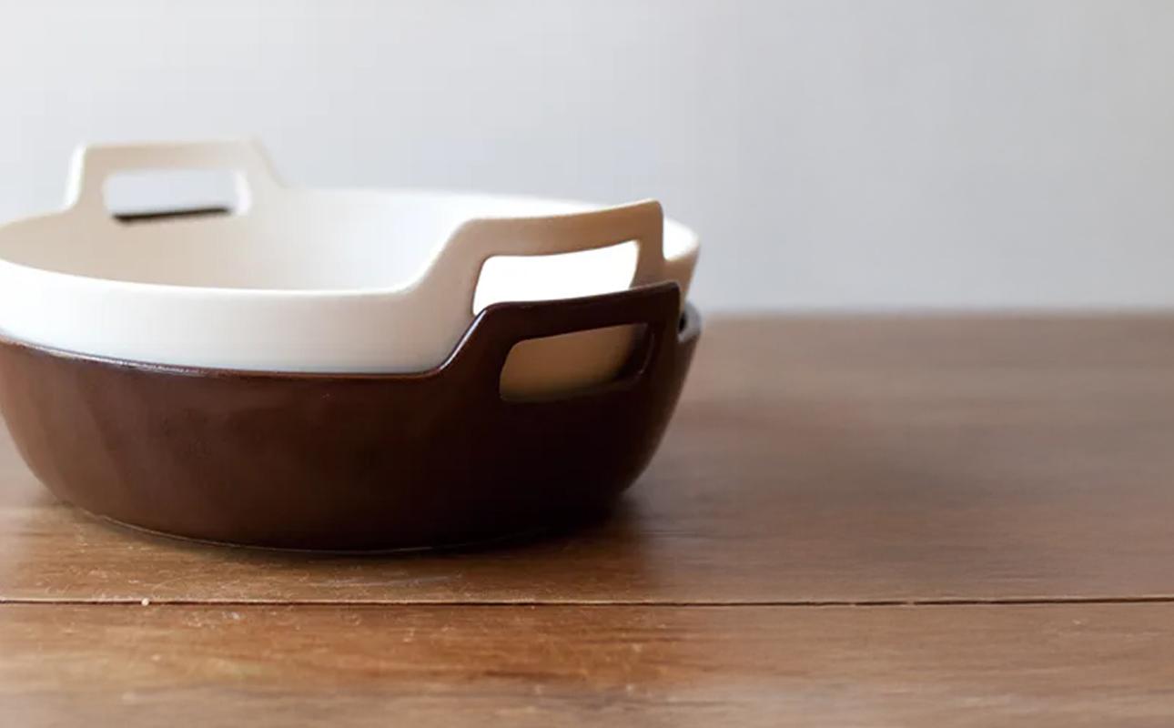 【萬古焼（ばんこやき）】スタイリッシュな浅型円形デザインの西洋土鍋 4th-market  ロティ グリルキャセロール 白1個【鍋、土 鍋、煮物、スープ、万能、肉料理、魚料理、焼野菜、おしゃれ、かわいい、結婚祝、出産祝、セット、贈答、普段使い、手作り、冬、煮込み、一人用、家庭用、一人暮らし、家族、ファミリー、新生活、スープ、三重県 四日市市 ふるさと納税】