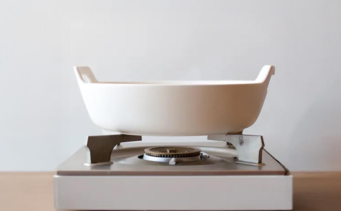 【萬古焼（ばんこやき）】スタイリッシュな浅型円形デザインの西洋土鍋 4th-market  ロティ グリルキャセロール 白1個【鍋、土 鍋、煮物、スープ、万能、肉料理、魚料理、焼野菜、おしゃれ、かわいい、結婚祝、出産祝、セット、贈答、普段使い、手作り、冬、煮込み、一人用、家庭用、一人暮らし、家族、ファミリー、新生活、スープ、三重県 四日市市 ふるさと納税】